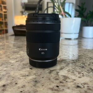 Canon RF85mm F2 Macro Lens - Sleek Black